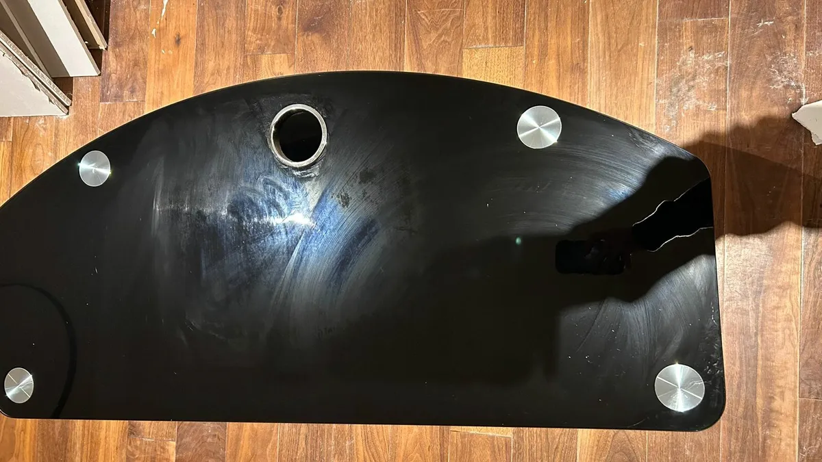 Glass TV stand / table free to takeaway - Image 3