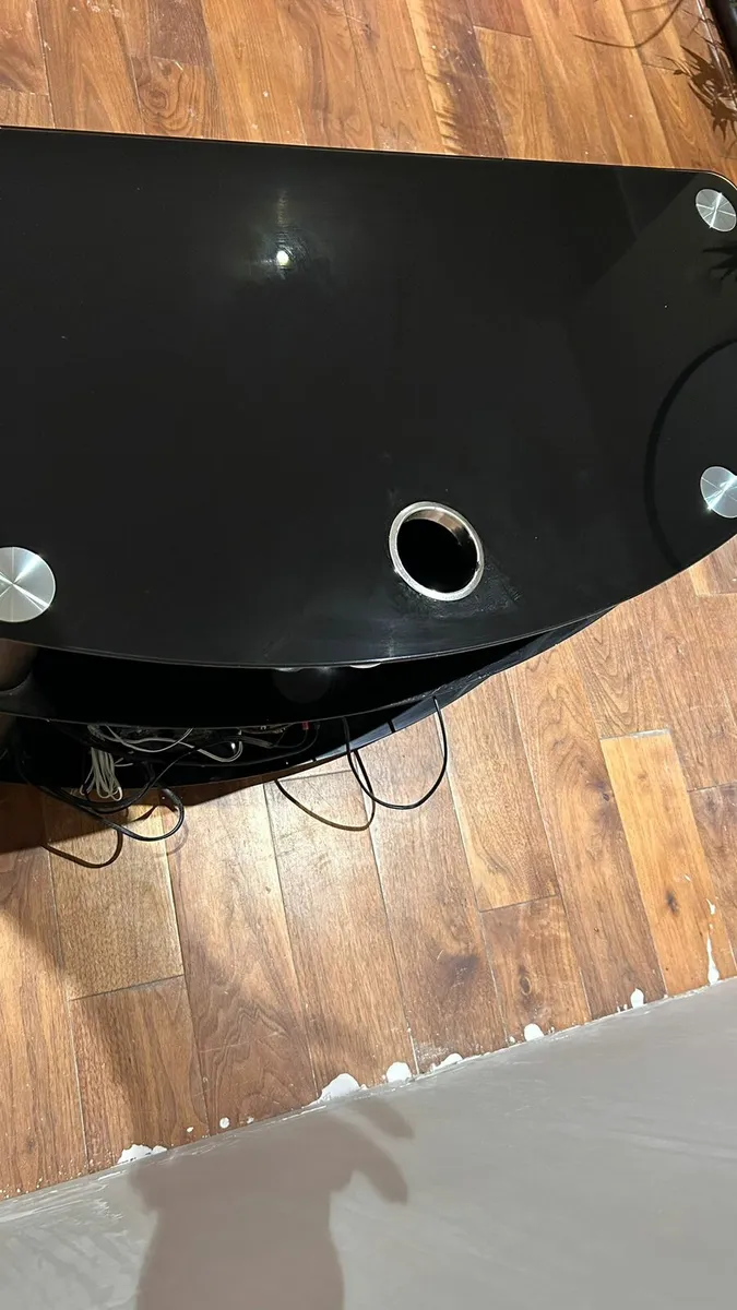 Glass TV stand / table free to takeaway - Image 4
