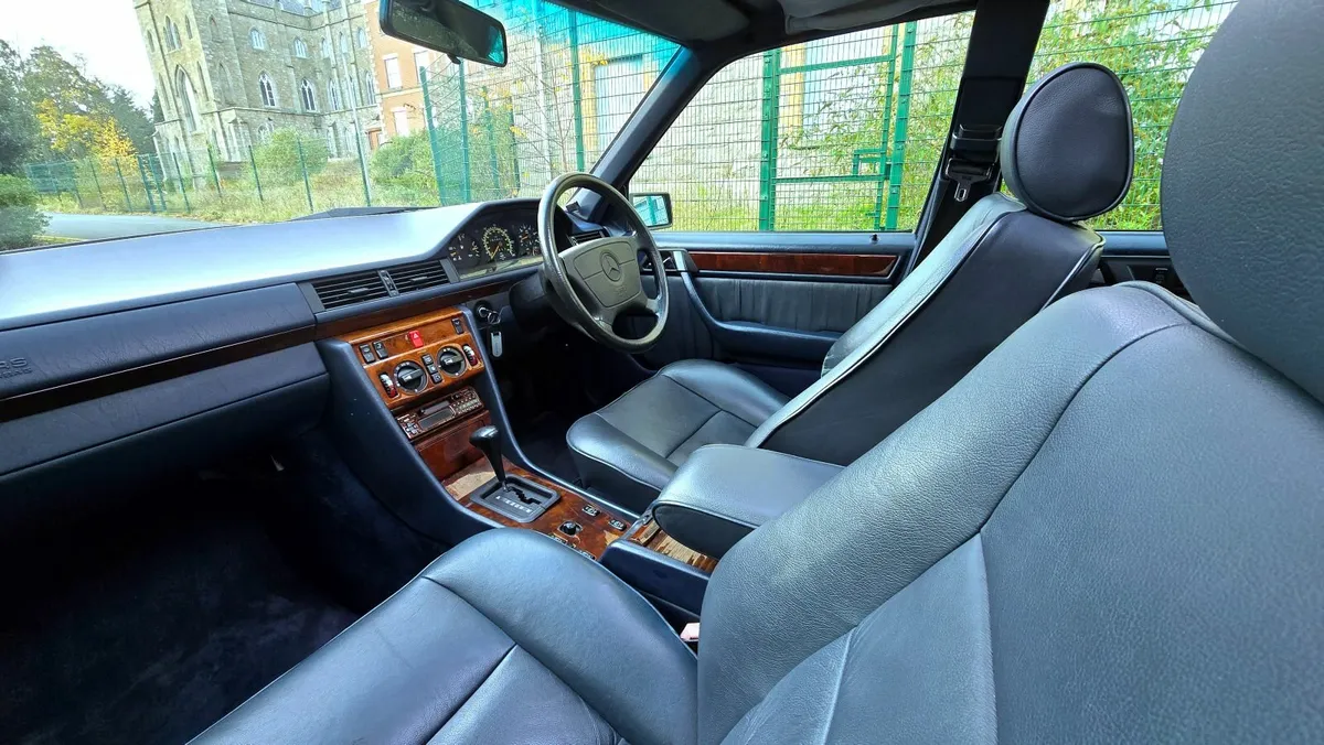 Mercedes-Benz E300 Diesel - Image 2