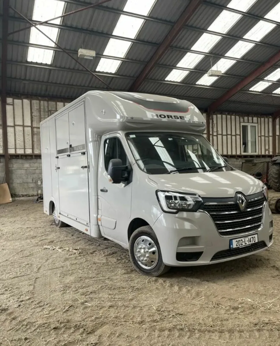 202 Renault Master 2 Horse Van - Image 1