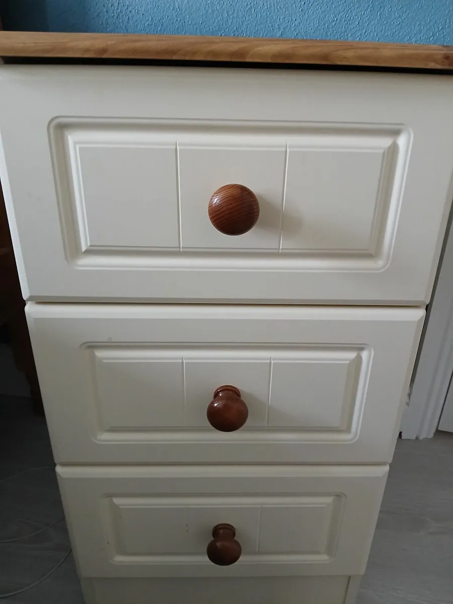 Bedroom furniture - Image 2