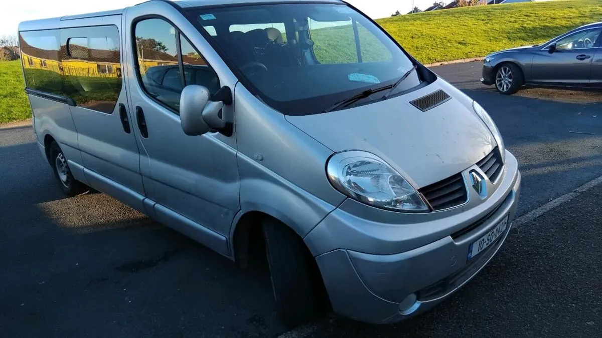 RENAULT TRAFFIC MINIBUS 9 SEATS - Image 2