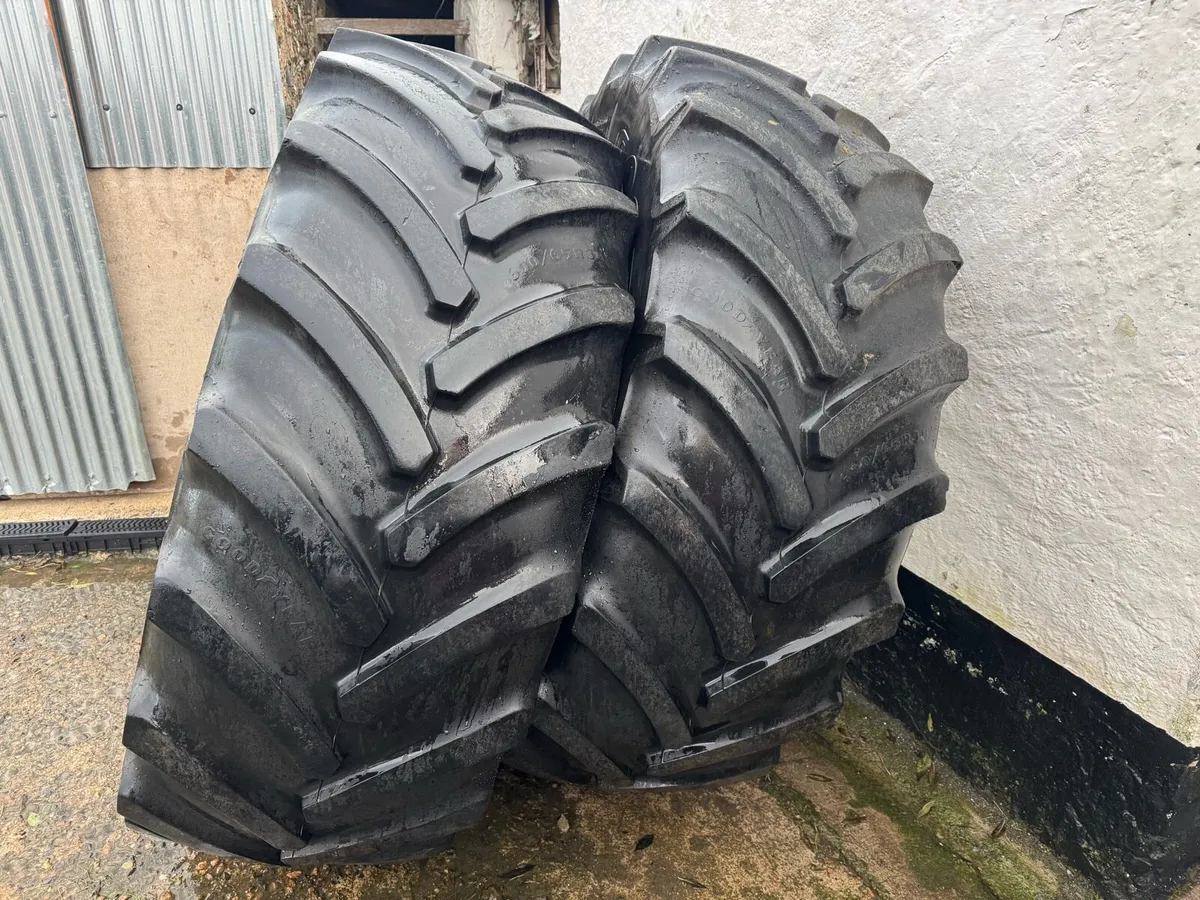 600/65r38 - Image 1