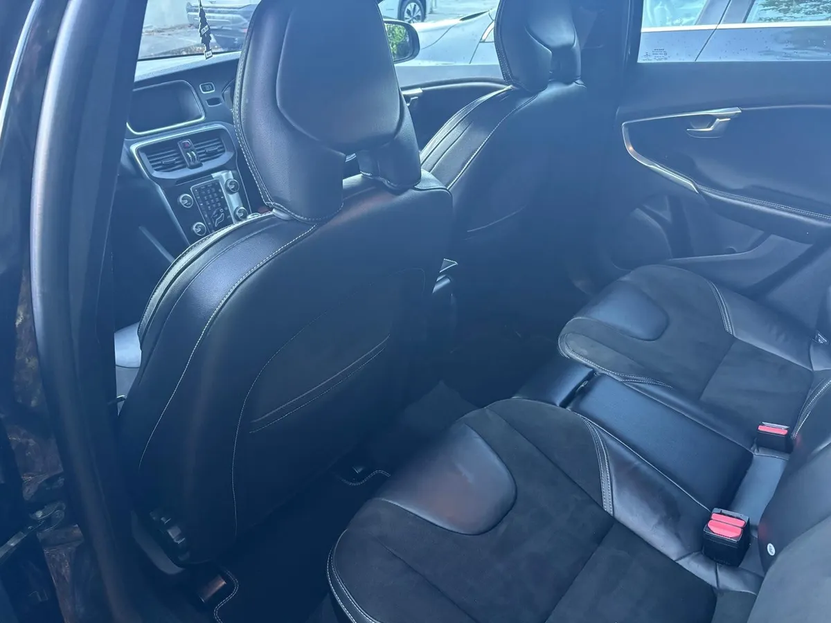 Volvo V40 2016 - Image 2