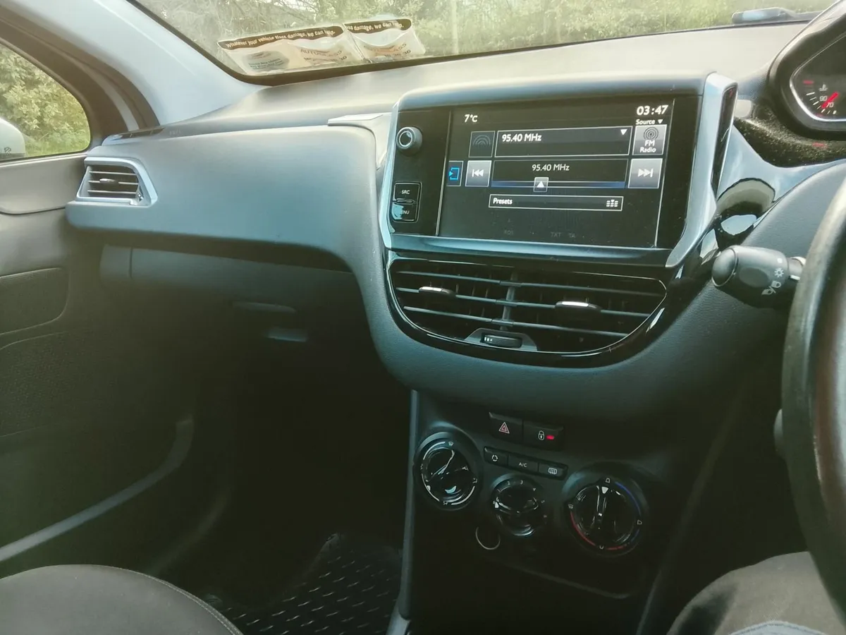 Peugeot 208 2015 - Image 3