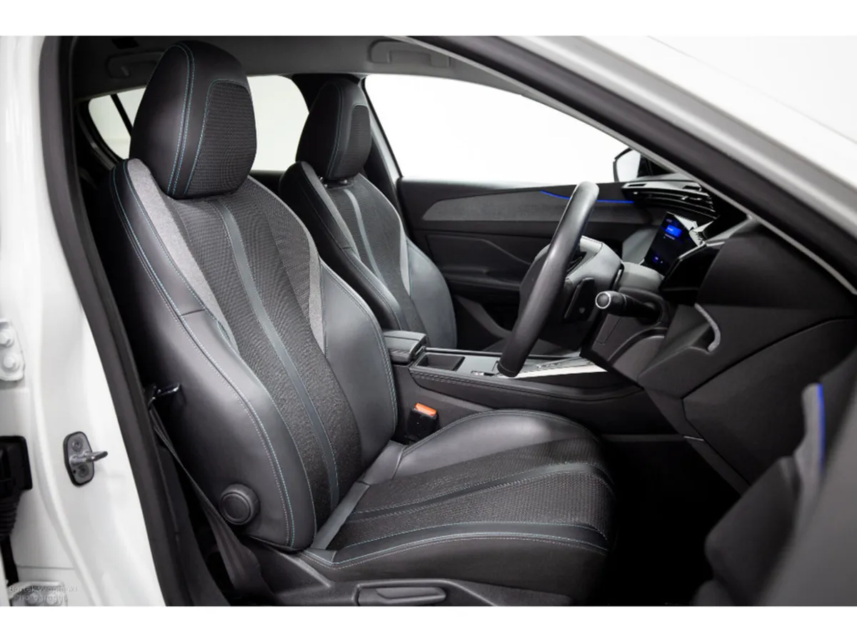 Peugeot 308 Allure 1.6 PHEV Auto 180HP - Image 3