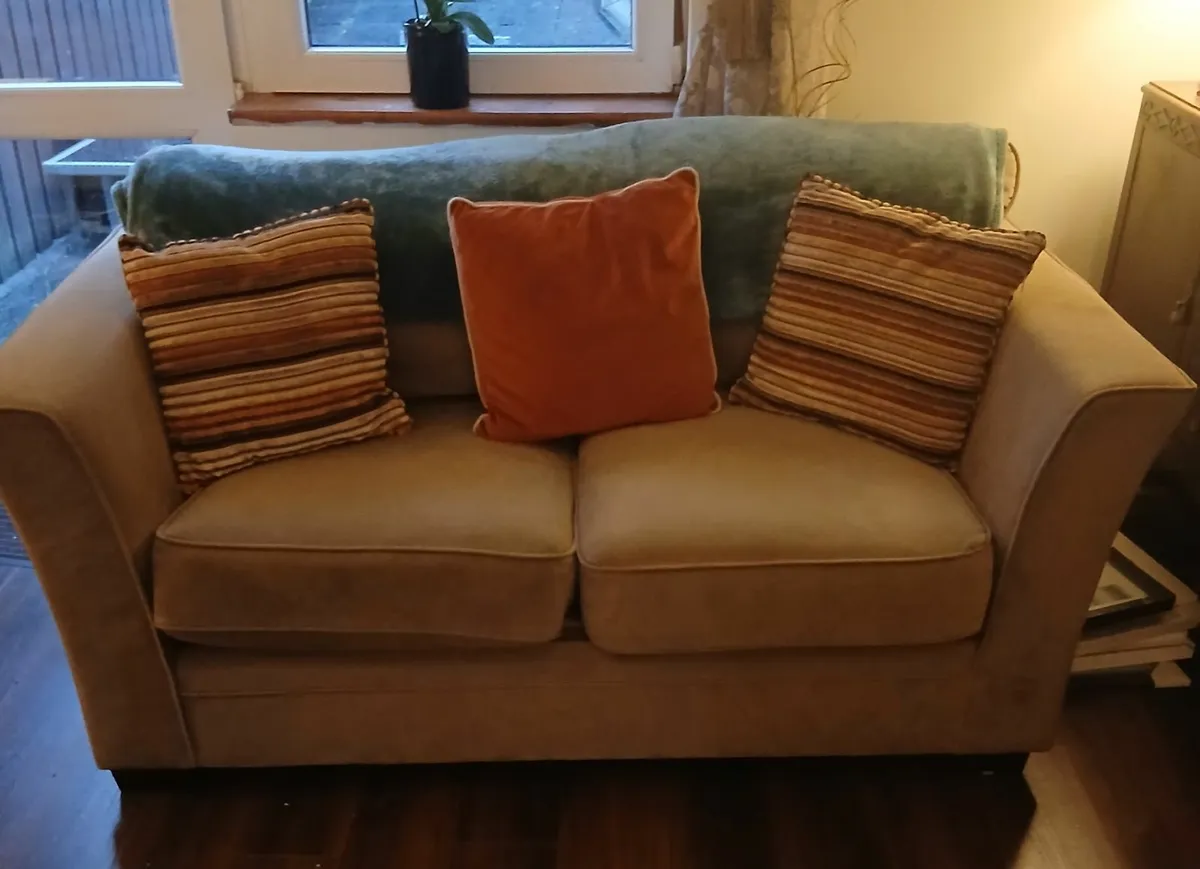 Suite of furniture - Image 1