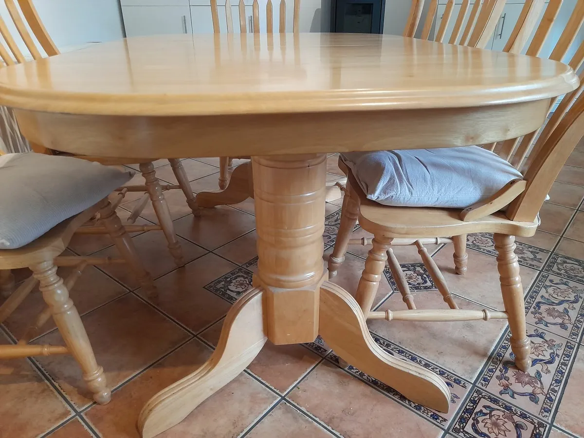 Solid wooden kitchen table & 6 matching chairs - Image 3