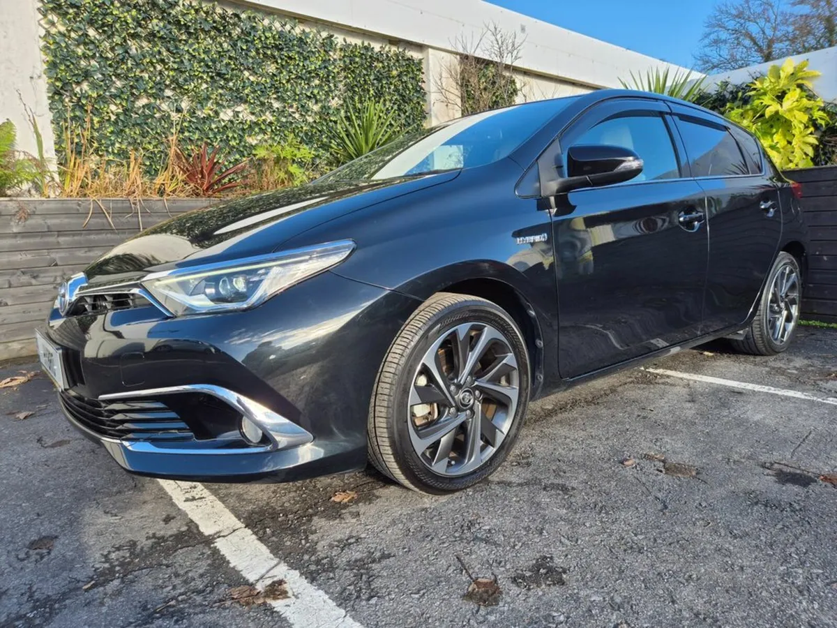 Toyota Auris 1.8 HYBRID / SOL G-APCK / LOW MILEAGE - Image 3