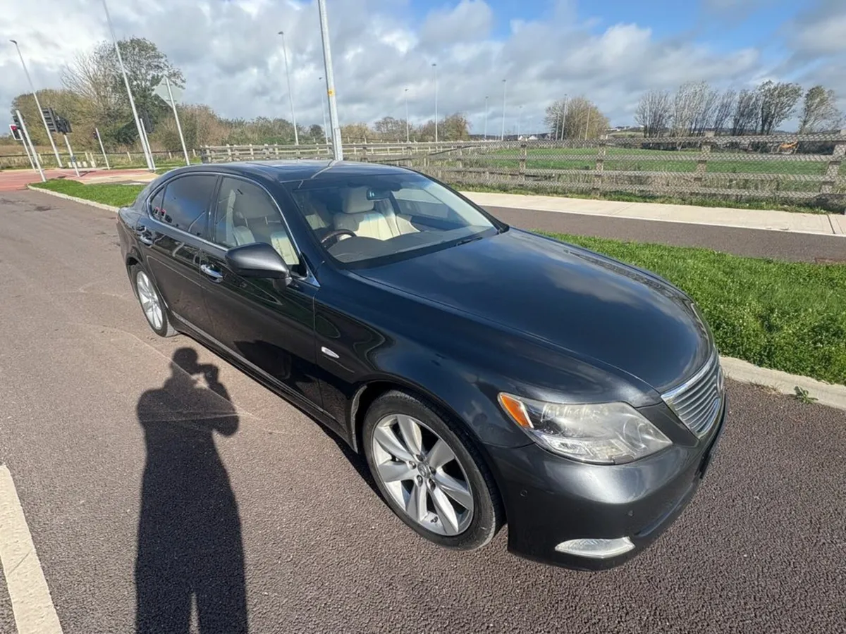 Lexus LS 600H LRSR LWB! 1 OWNER 1 YEAR NCT , Presi - Image 4