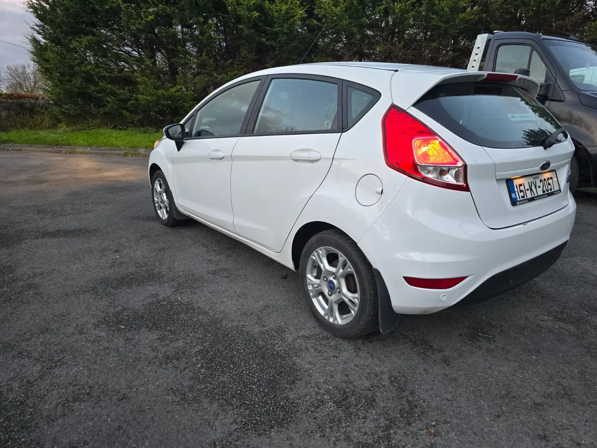 Ford Fiesta 2015 - Image 2