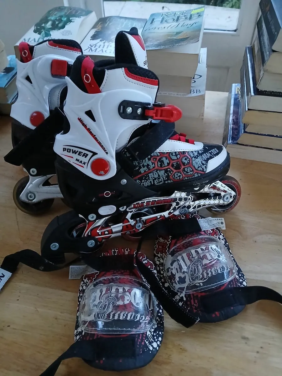 Rollerblades and kneepads - Image 1