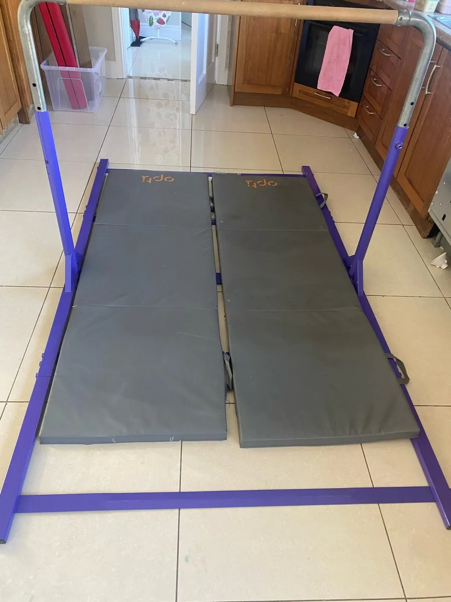 Gymnastics bars and mats - Image 3