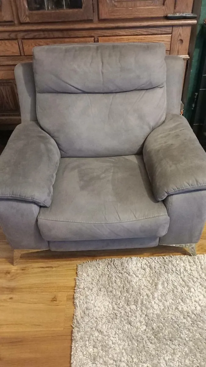 Electric recliner couch - Image 1