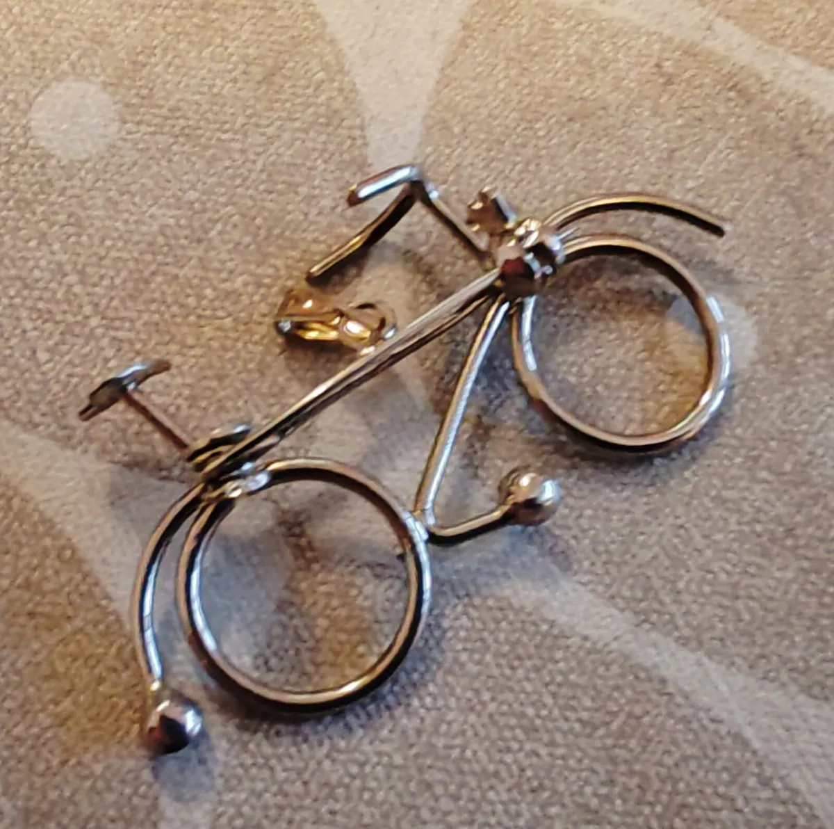Silvertone bicycle brooch or pendant - Image 2