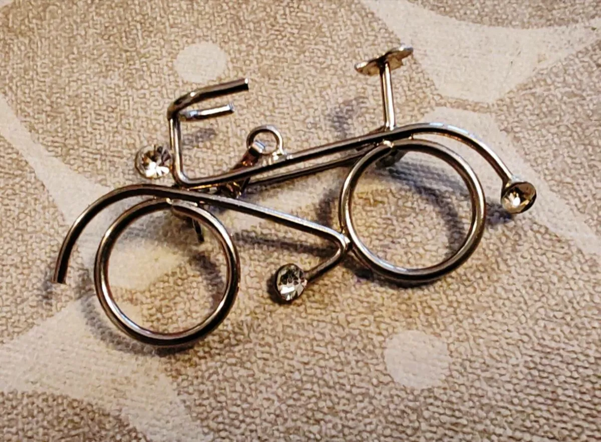 Silvertone bicycle brooch or pendant - Image 4