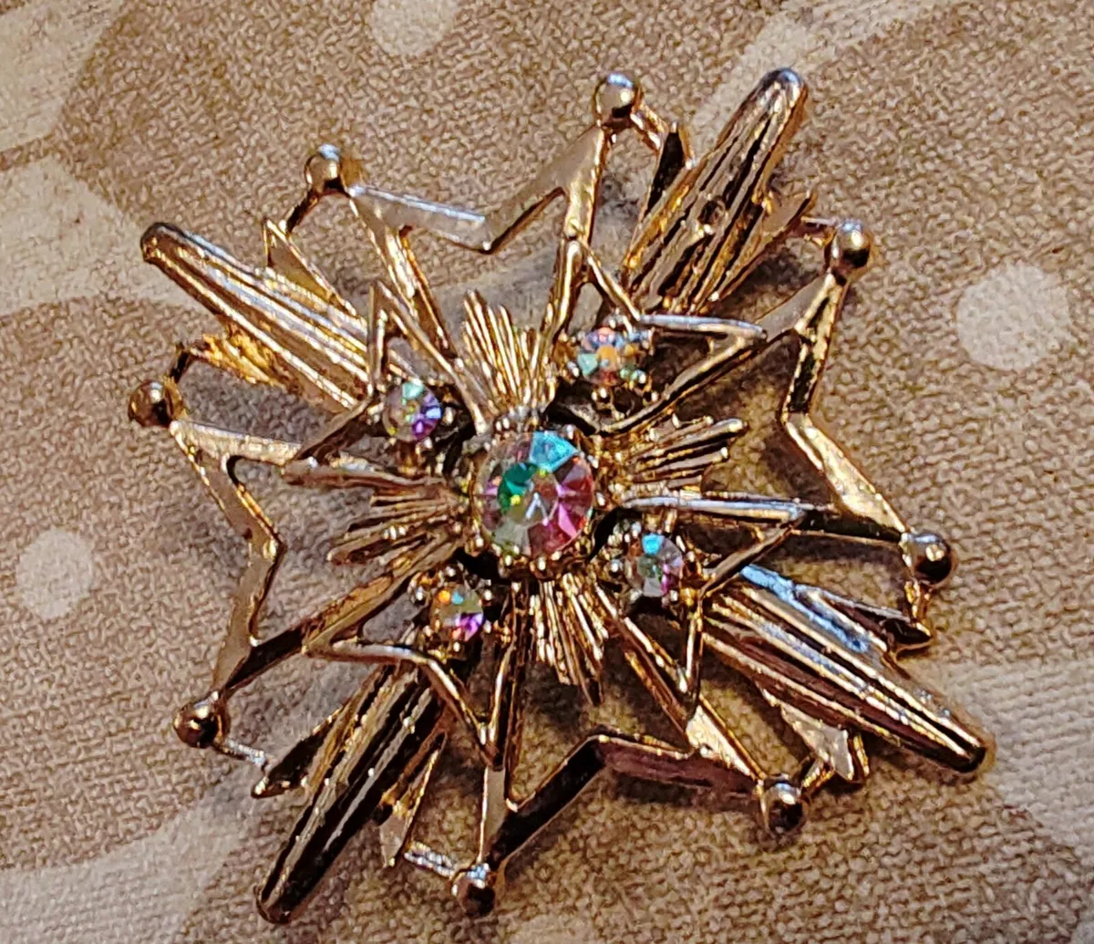 Retro brooch with sparkling rhinestones - Image 1