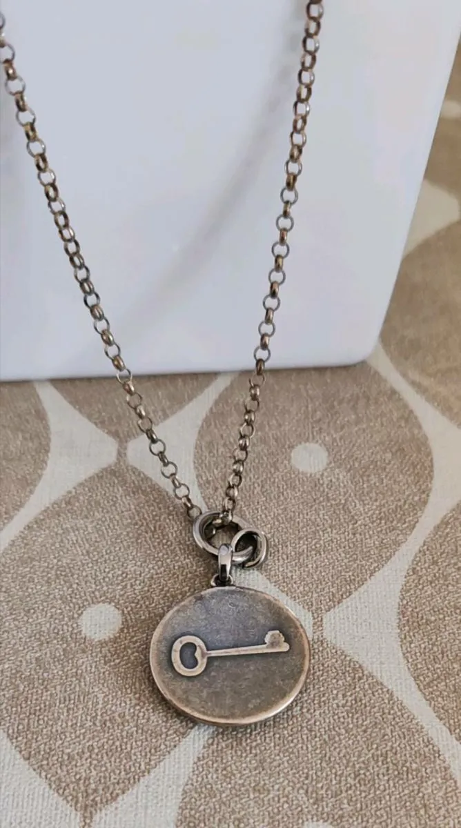 Fossil silvertone pendant - Image 2