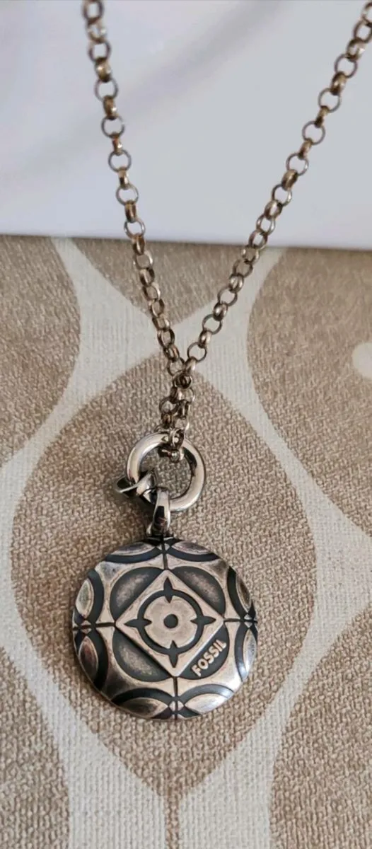Fossil silvertone pendant - Image 1