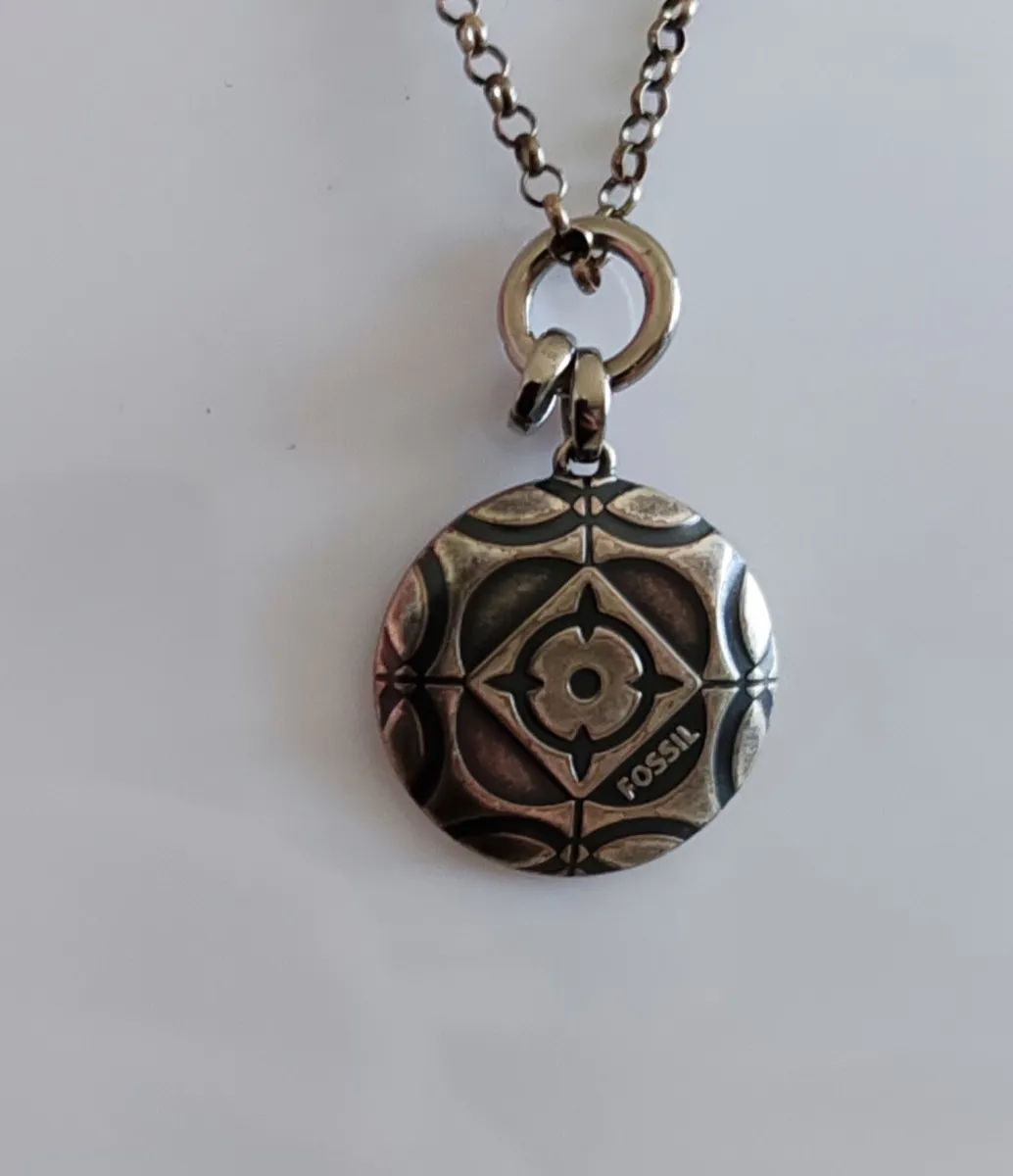 Fossil silvertone pendant - Image 3