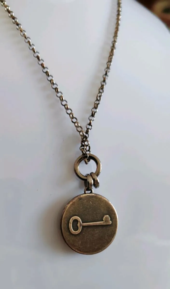 Fossil silvertone pendant - Image 4