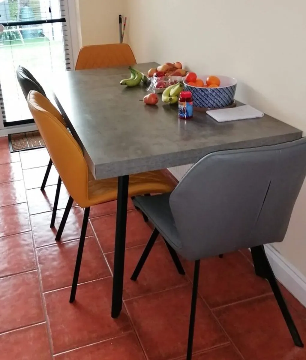 table and 4 chairs - Image 1