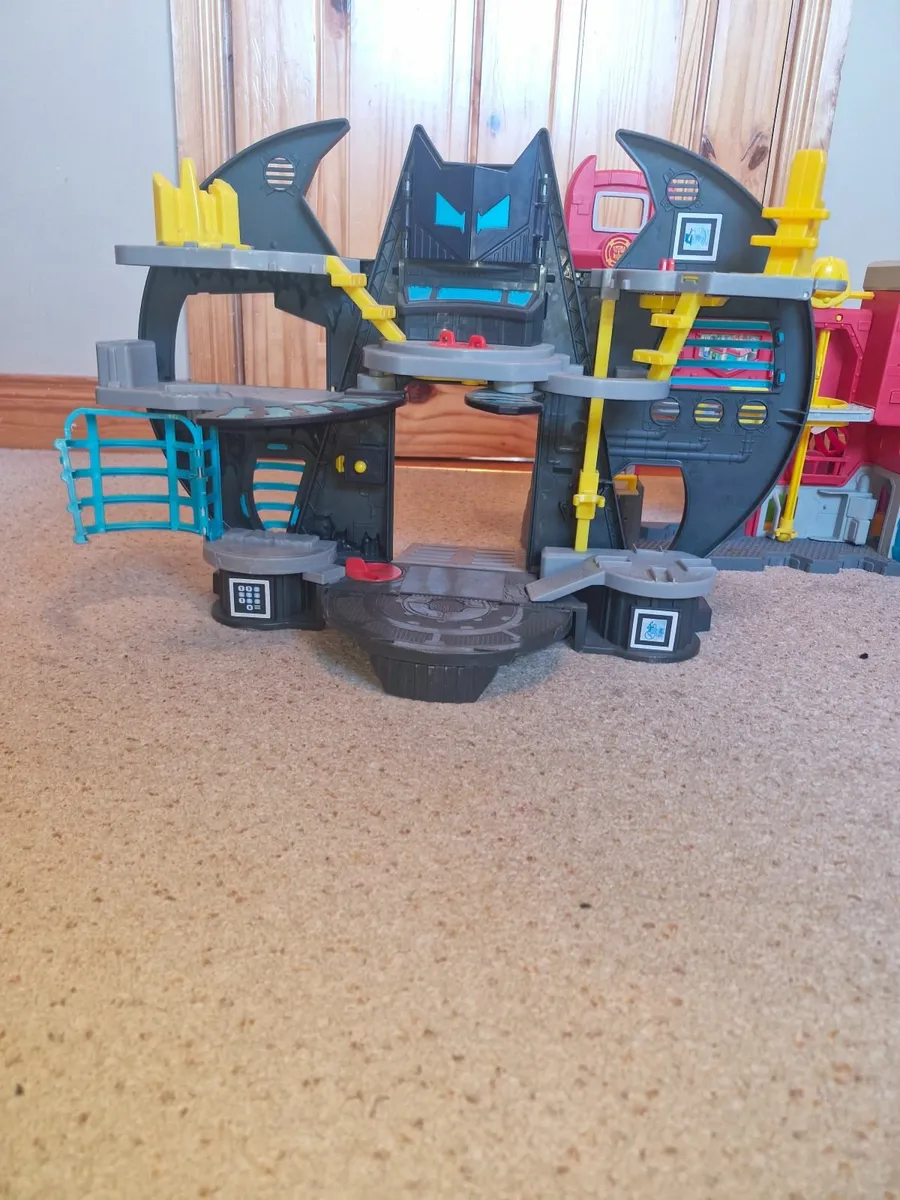 Imaginext towers and figures - Image 4