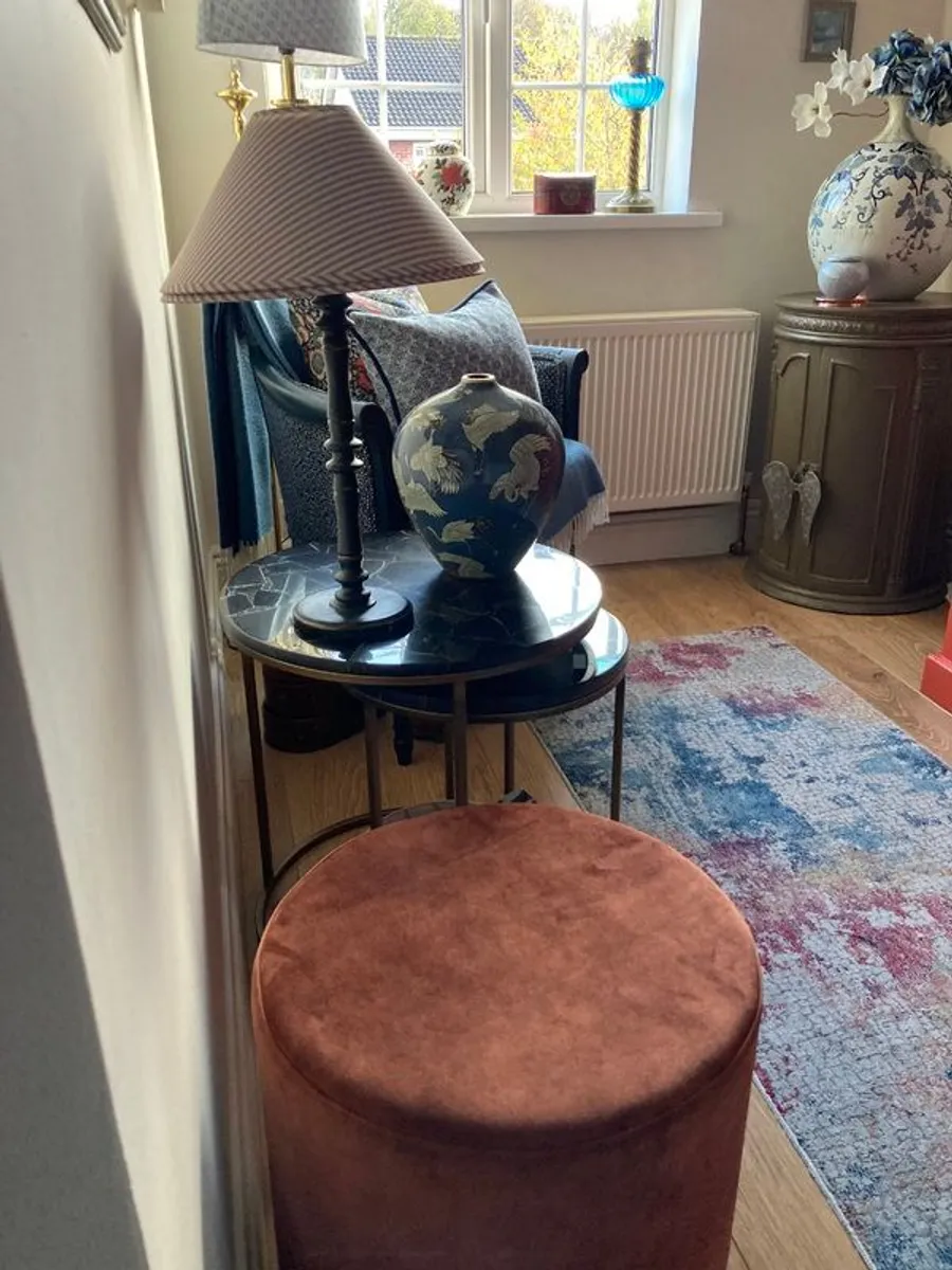 Tables:2 round side tables with marble look tops. - Image 2