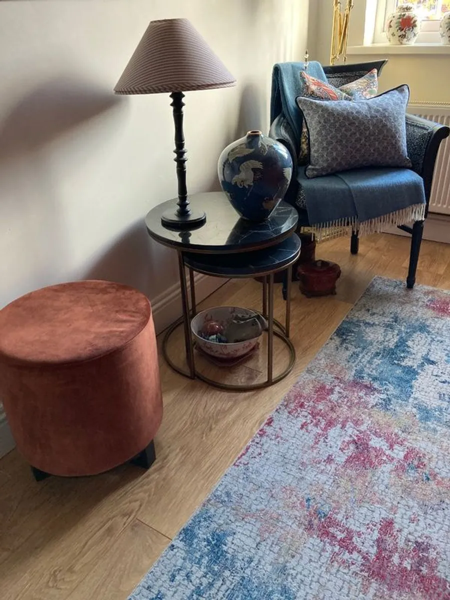 Tables:2 round side tables with marble look tops. - Image 4