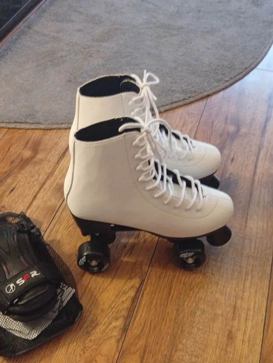 Brand New No Fear White Roller Skates  size 6. - Image 1