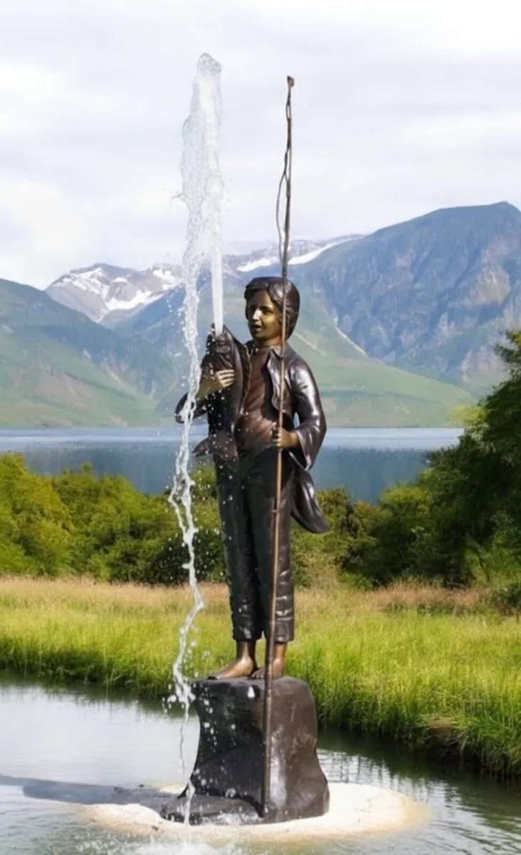 Bronze fisherman - Image 1