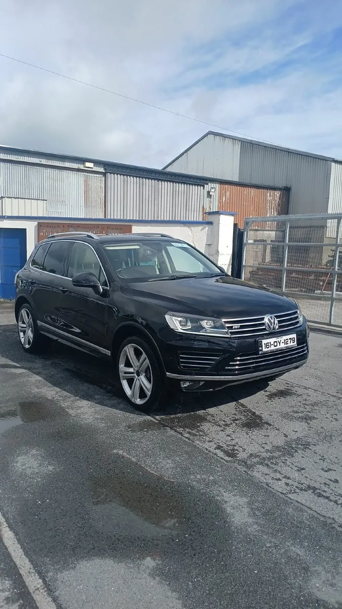 2016 Volkswagen Touareg RLine - Image 2