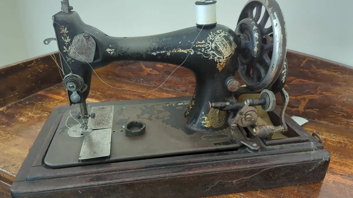 vintage Singer sewing machine - Image 1