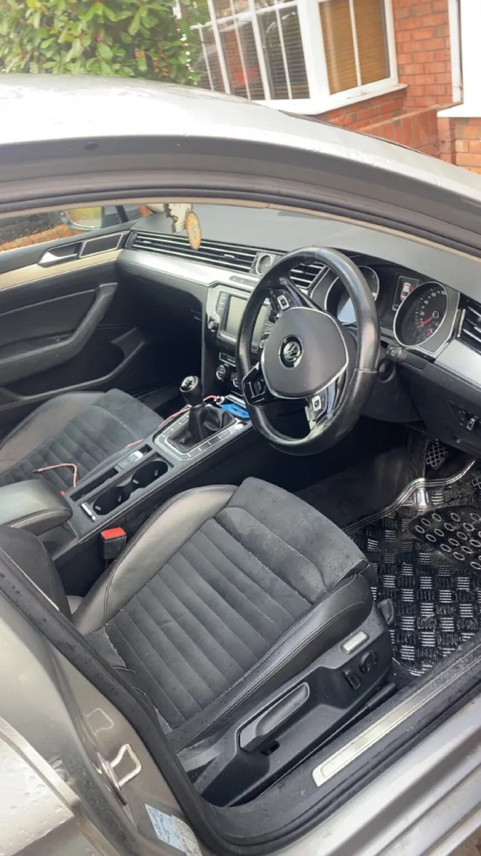 Volkswagen Passat 2016 - Image 2