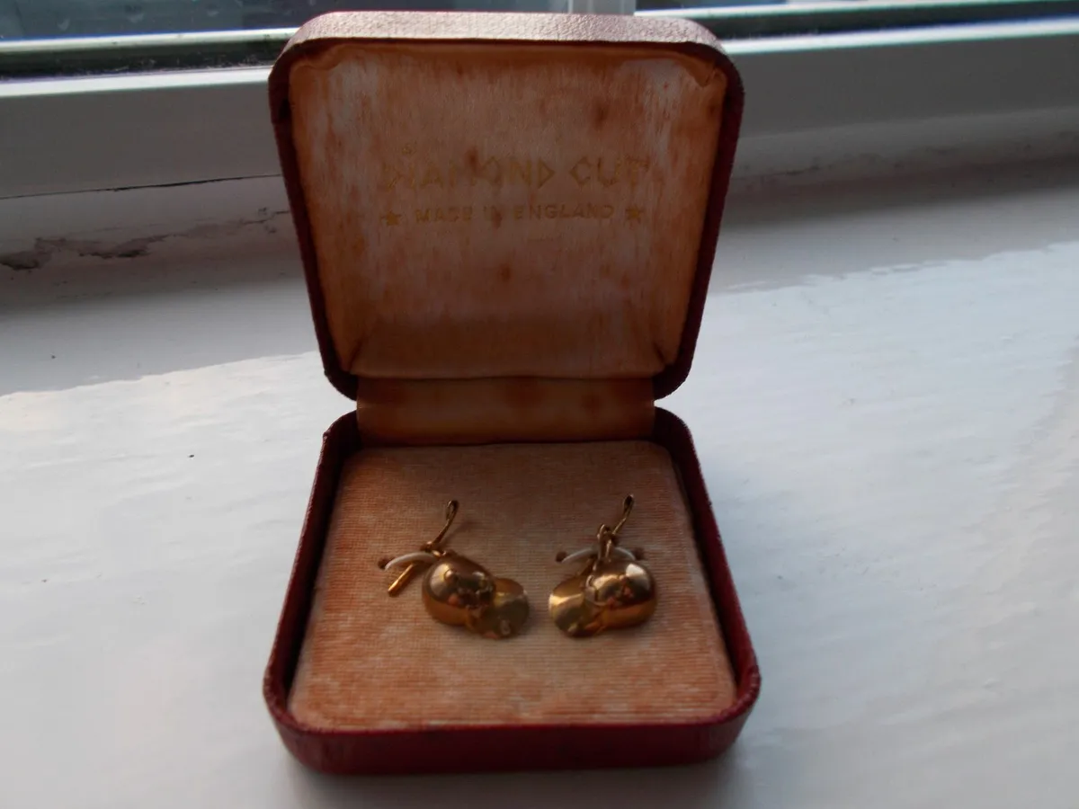 Gold Jockey Cap & Whip Cufflinks - Image 1
