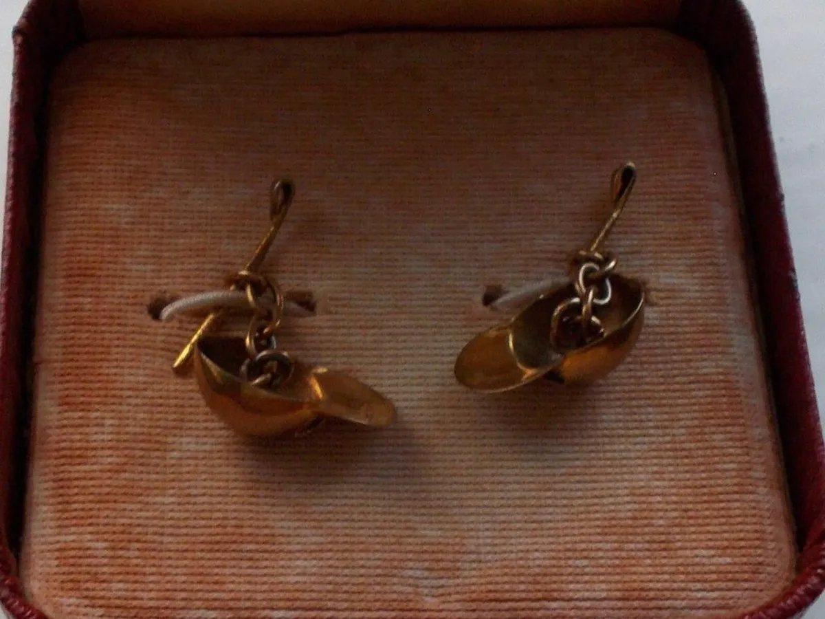 Gold Jockey Cap & Whip Cufflinks - Image 3