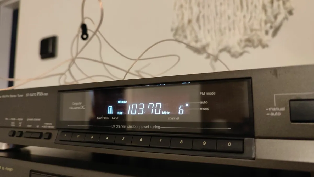 Technics ST-G470 Stereo Tuner/Radio. Like new. - Image 3