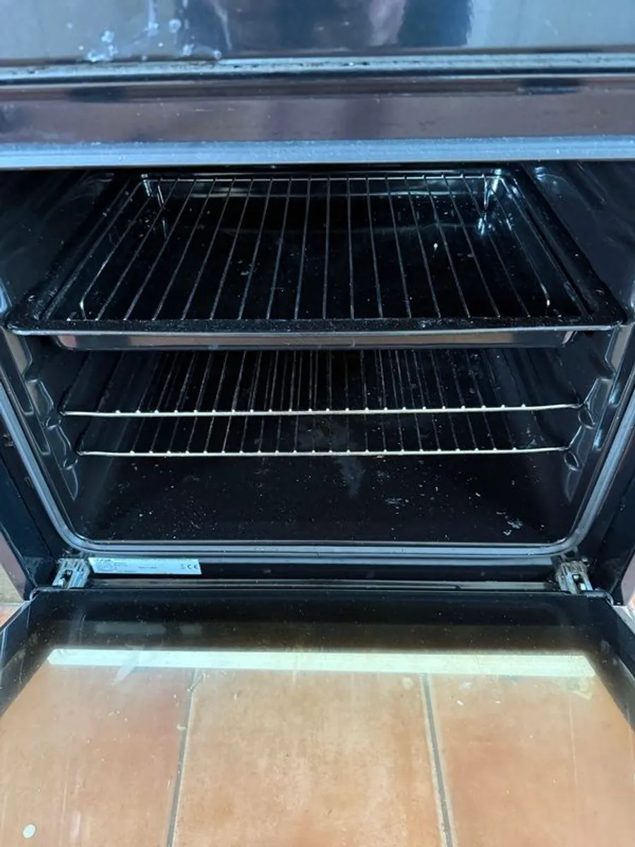 Oven and hob - Image 3