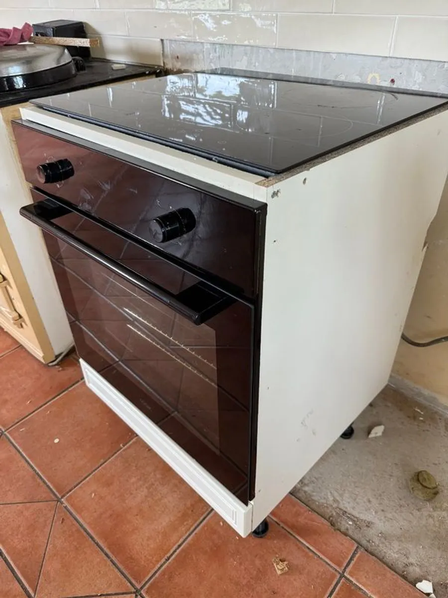 Oven and hob - Image 4