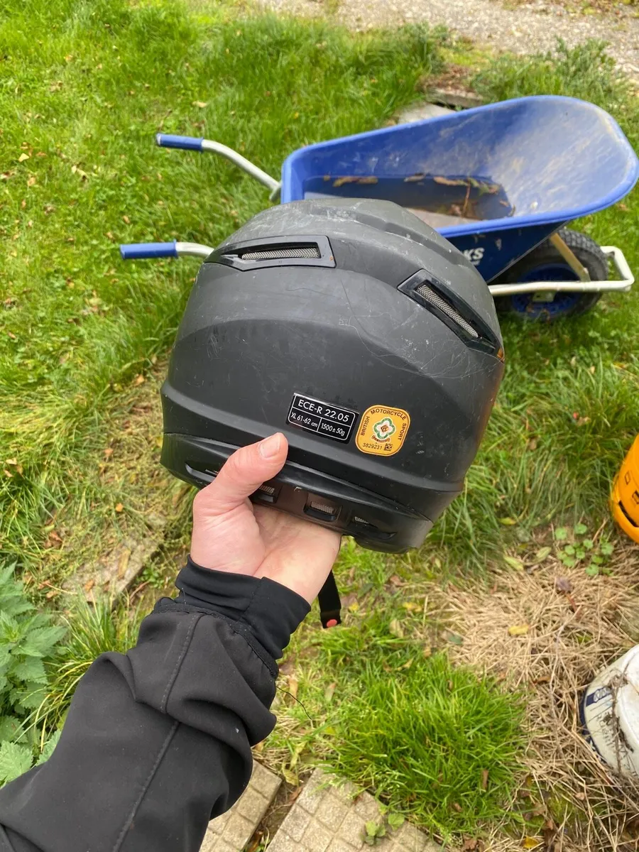 Dirt bike helmets and body protection - Image 2