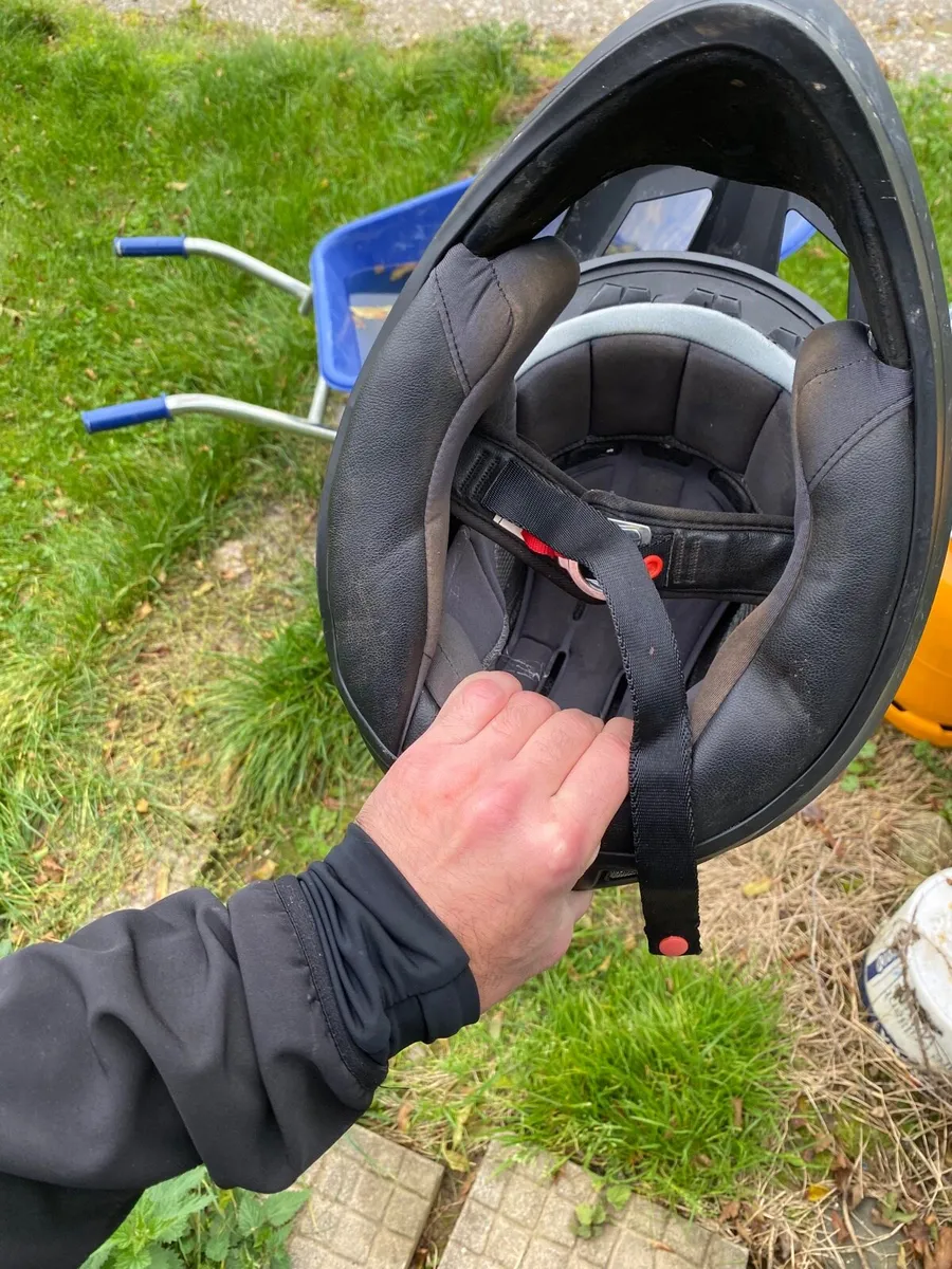 Dirt bike helmets and body protection - Image 3