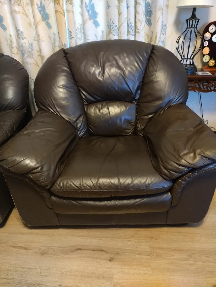Brown leather couch and armchairs - Image 3
