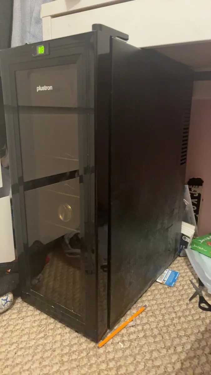 Mini fridge/wine cooler - Image 1