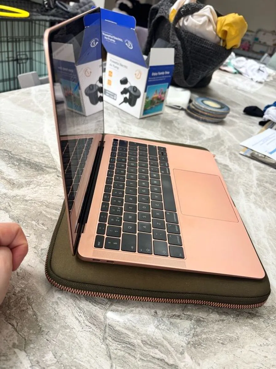 Macbook Air - Image 3