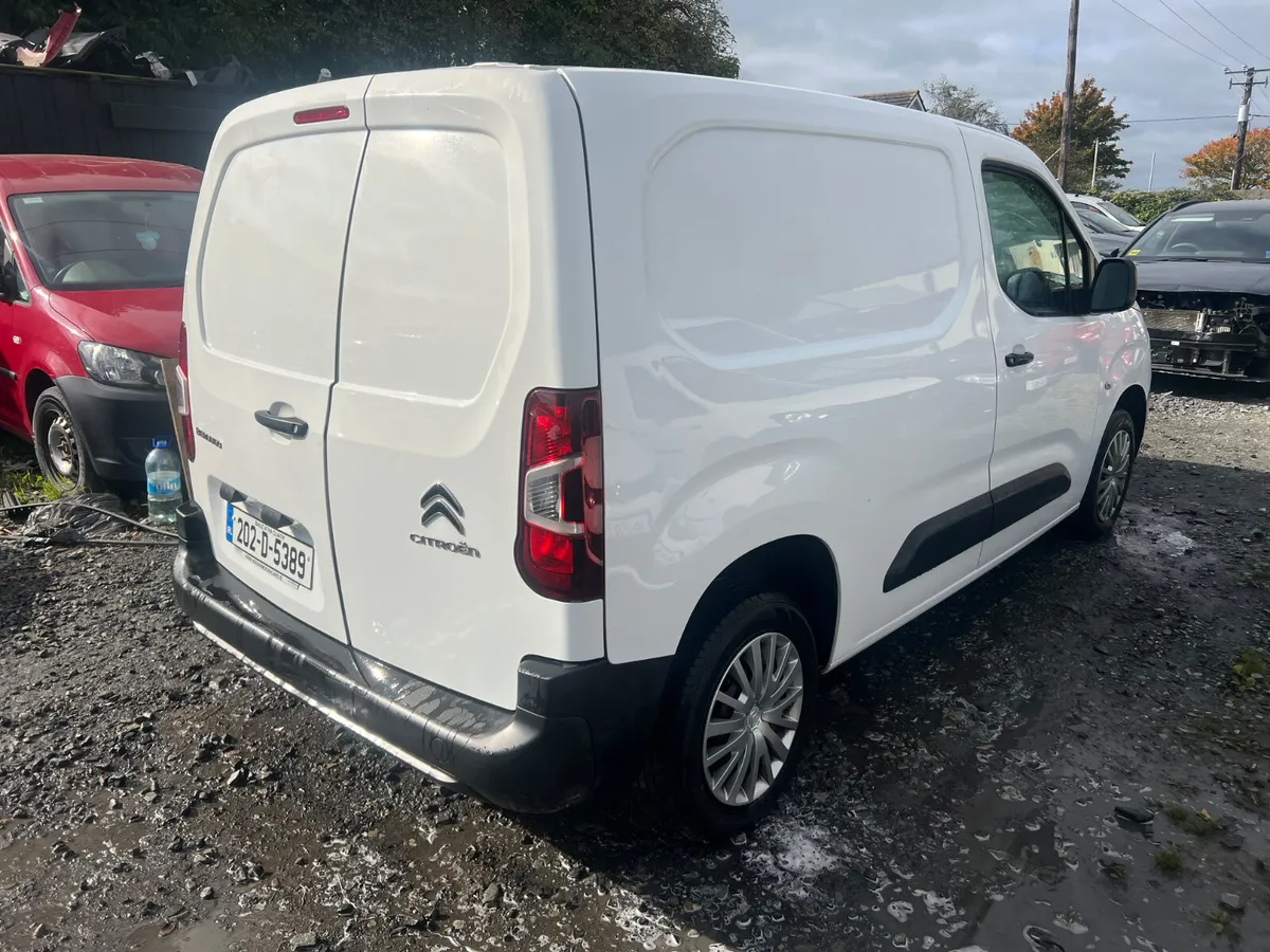 2020 Citroen Berlingo driving - Image 3
