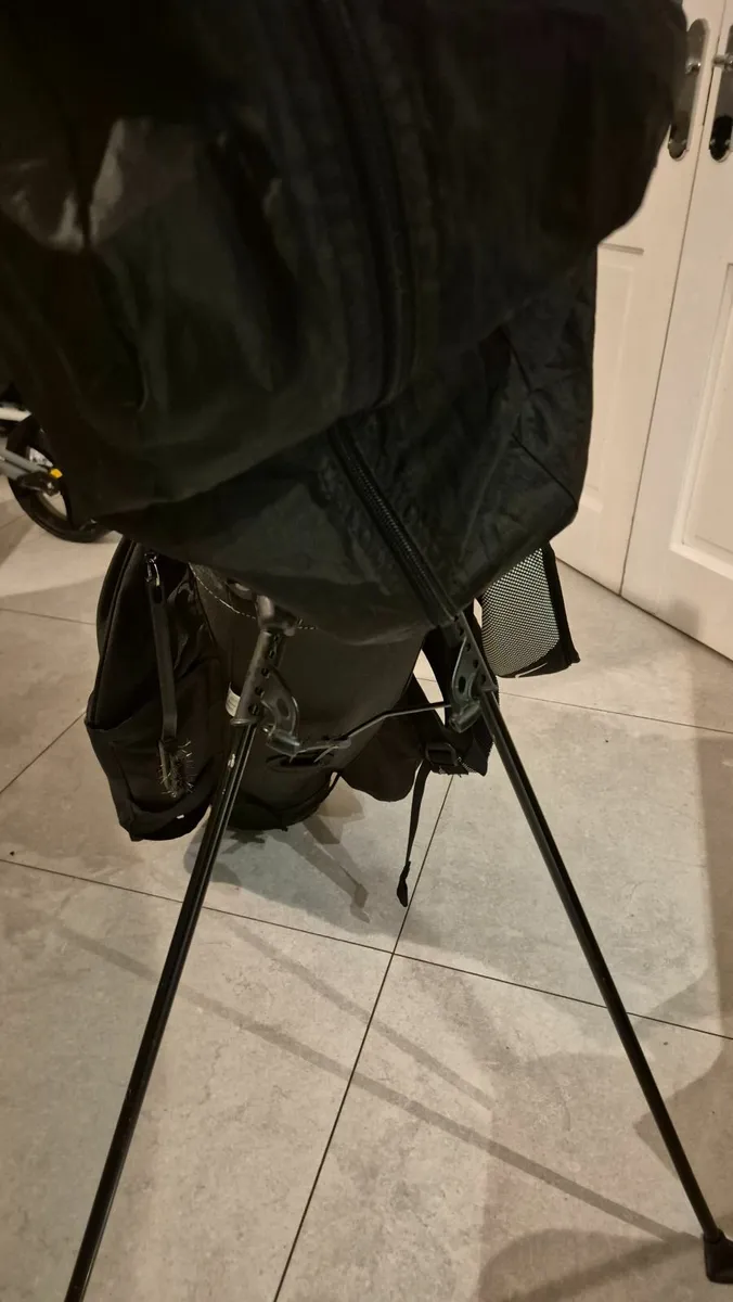 Inesis stand bag and putter - Image 2
