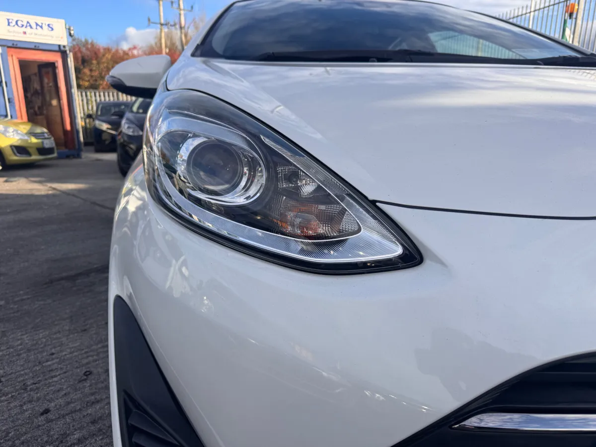 Toyota Aqua Hybrid 2017 - Image 2