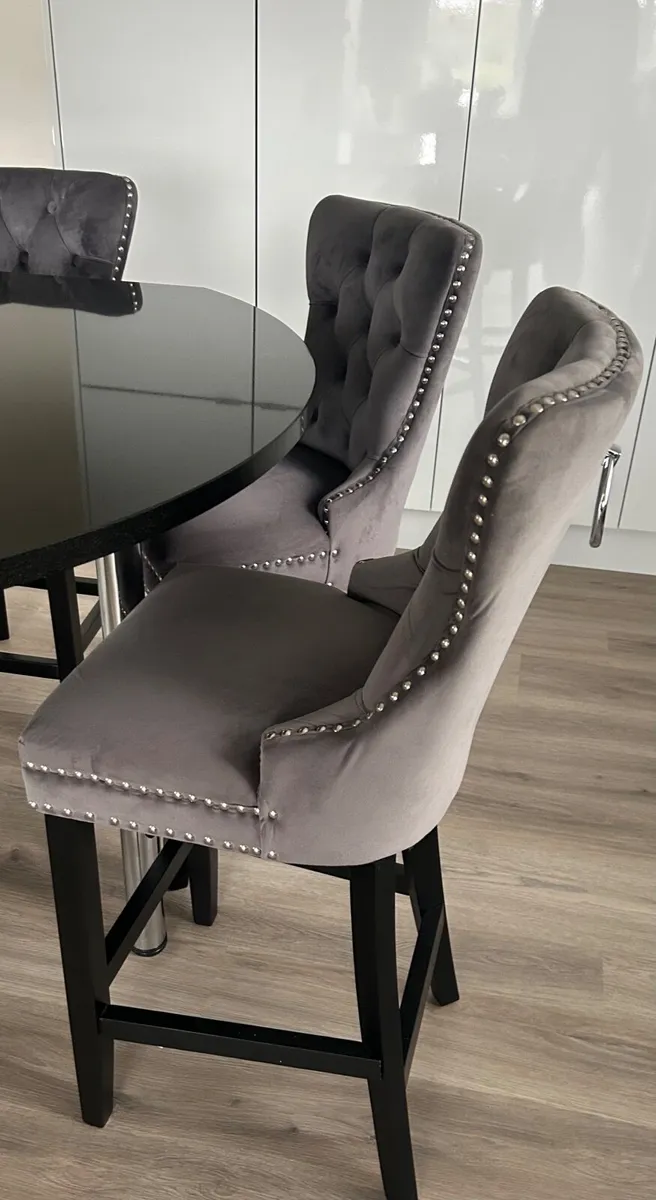 Bar stools x 3  plus 2 dining table accent chairs - Image 1