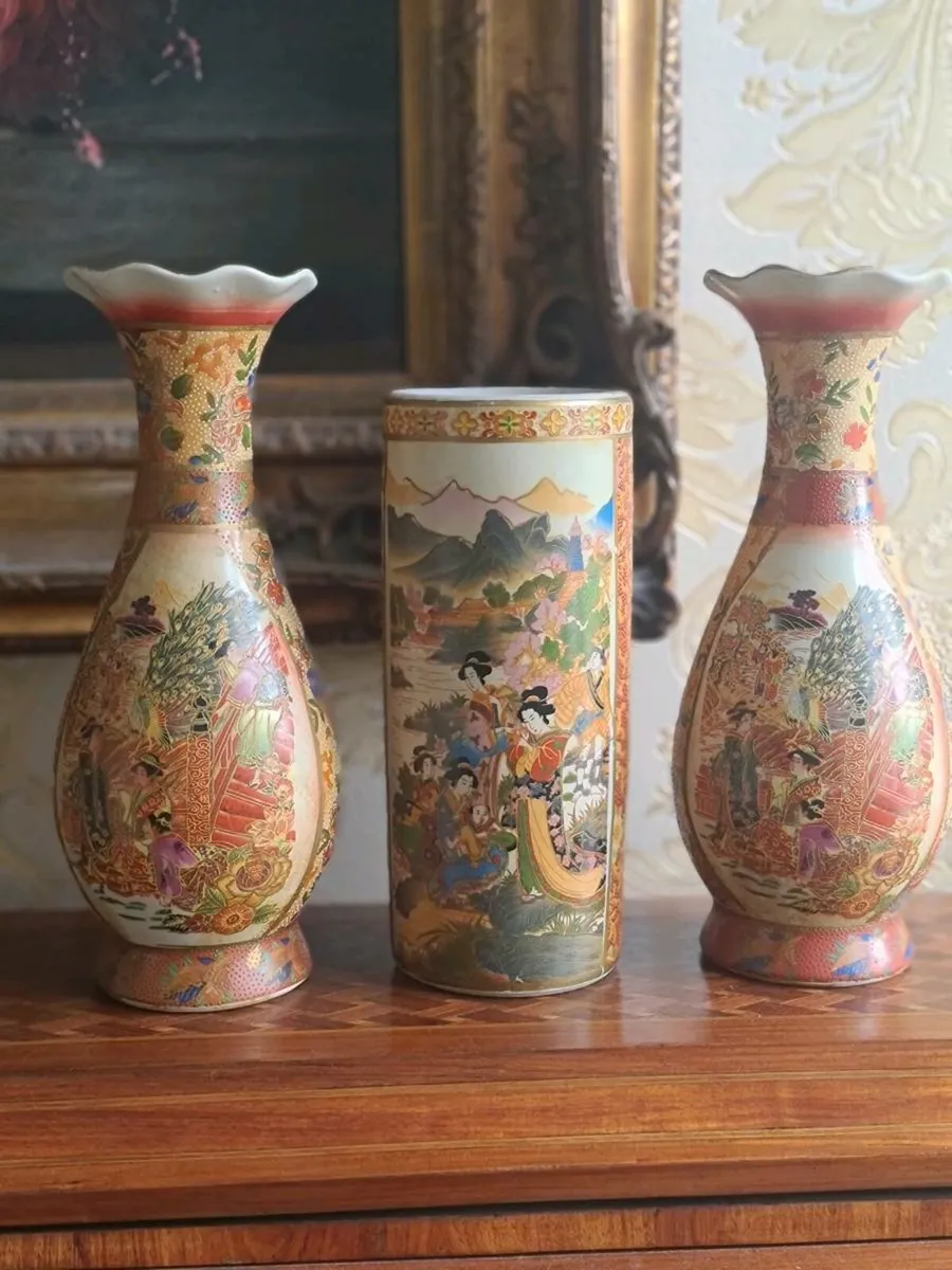 Satsuma vases - Image 1