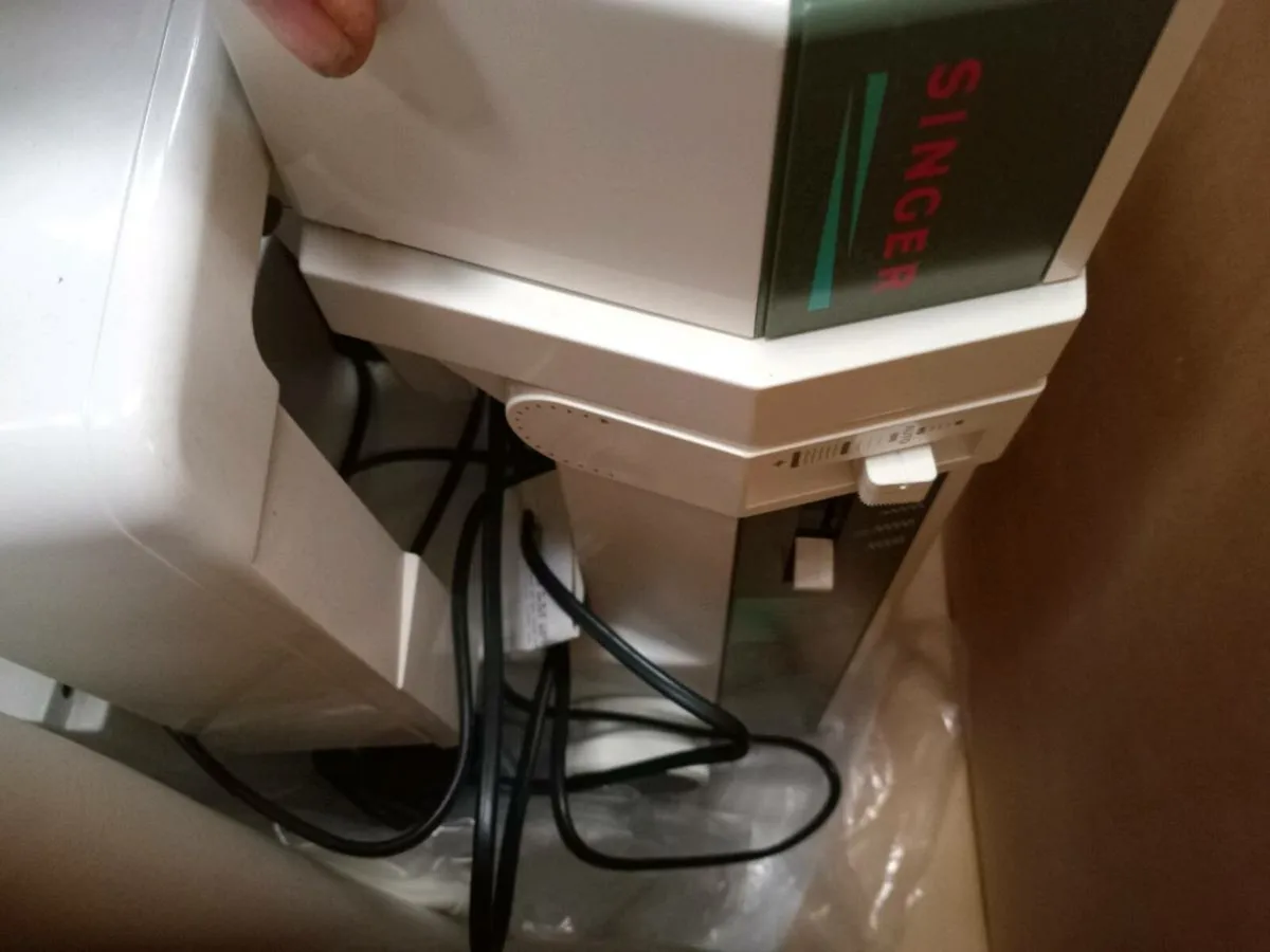 Brand new 1980s in box sewing machine - Image 3